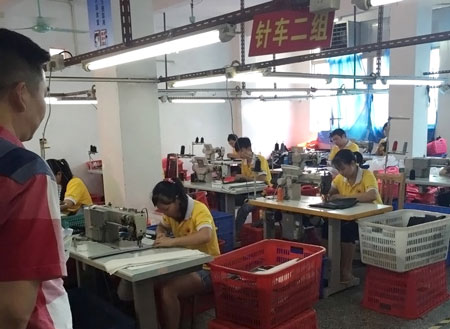 李總介紹背包產品的生產流程