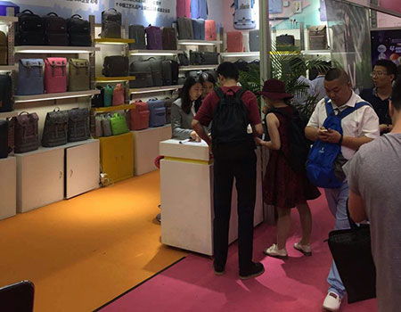愛自由箱包打造箱包定制領導品牌