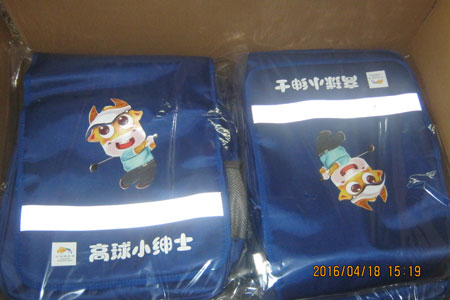 深圳國(guó)際賽禮品書(shū)包正在裝箱