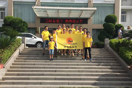 愛自由箱包精英團隊在酒店前合照